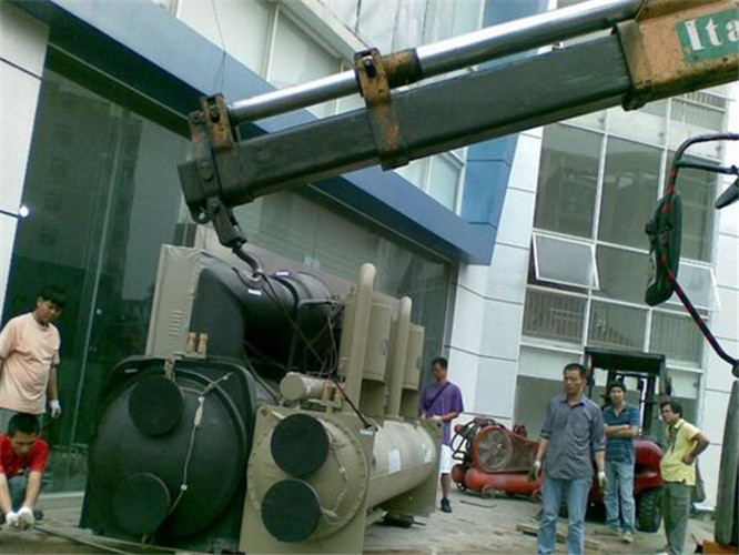 嘉祥县随车吊和汽车吊的核心区别是什么？哪种更省钱？